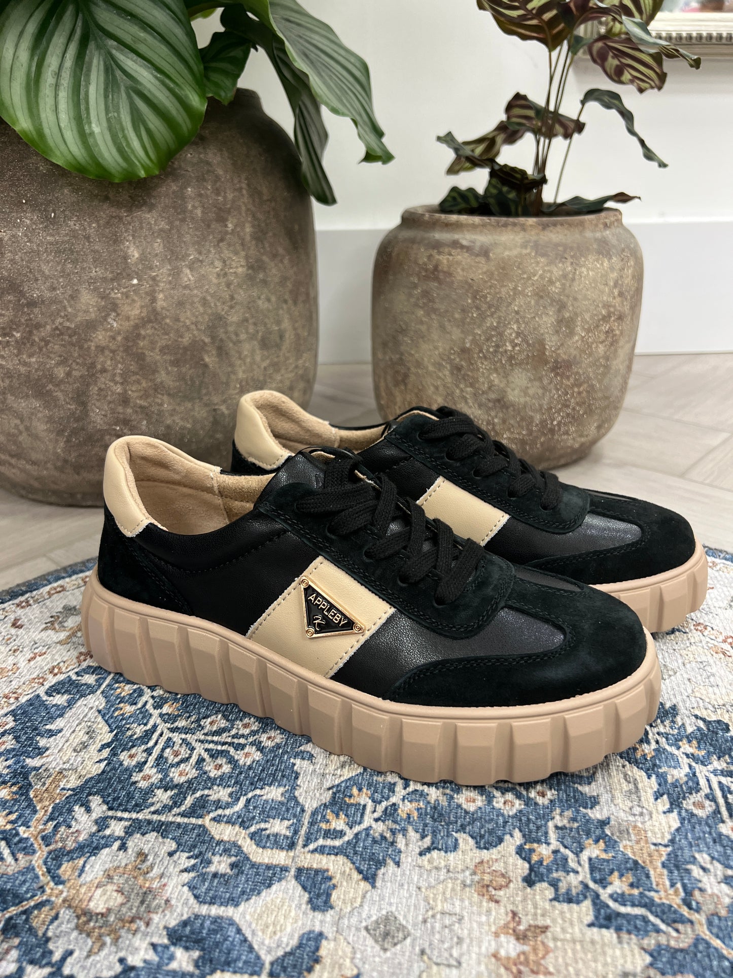 Kate Appleby ‘Severn’ Trainer - Schwarz