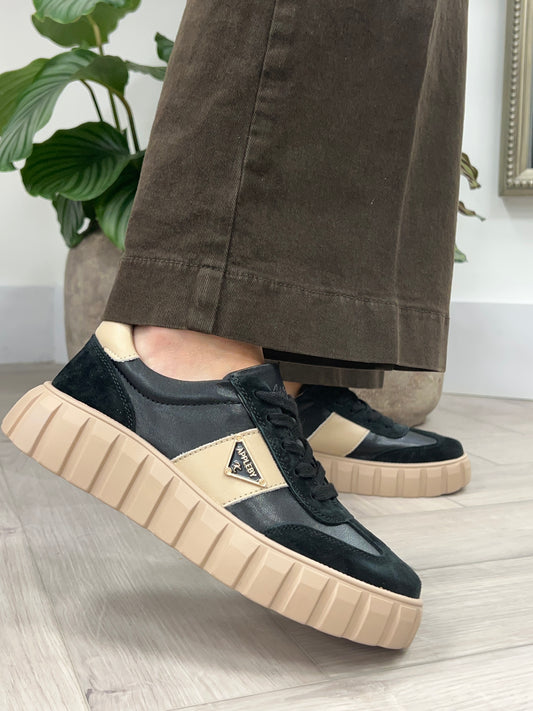 Kate Appleby ‘Severn’ Trainer - Schwarz