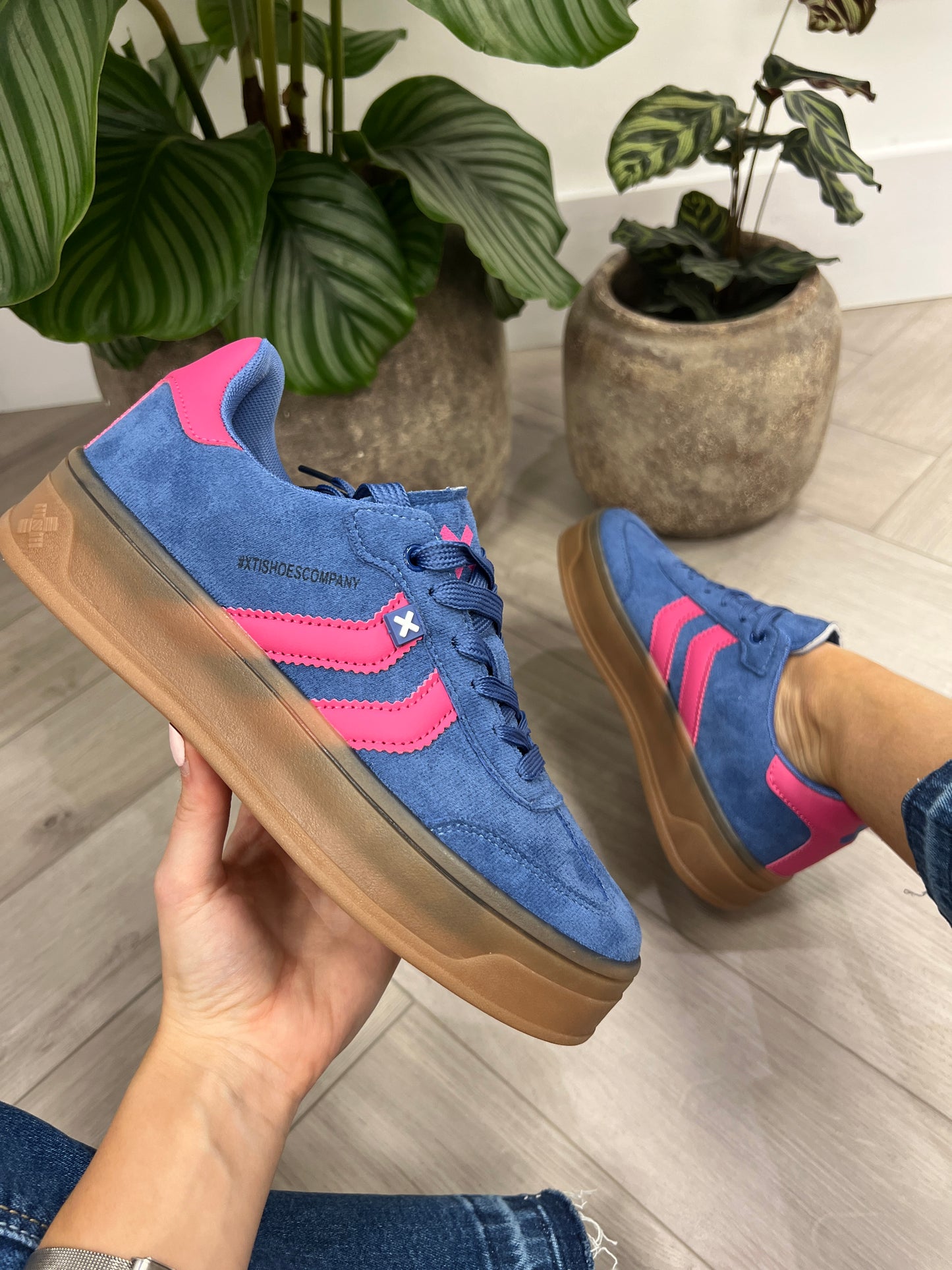 XTI 144586 Gum Sole Sneaker - Blue Suede