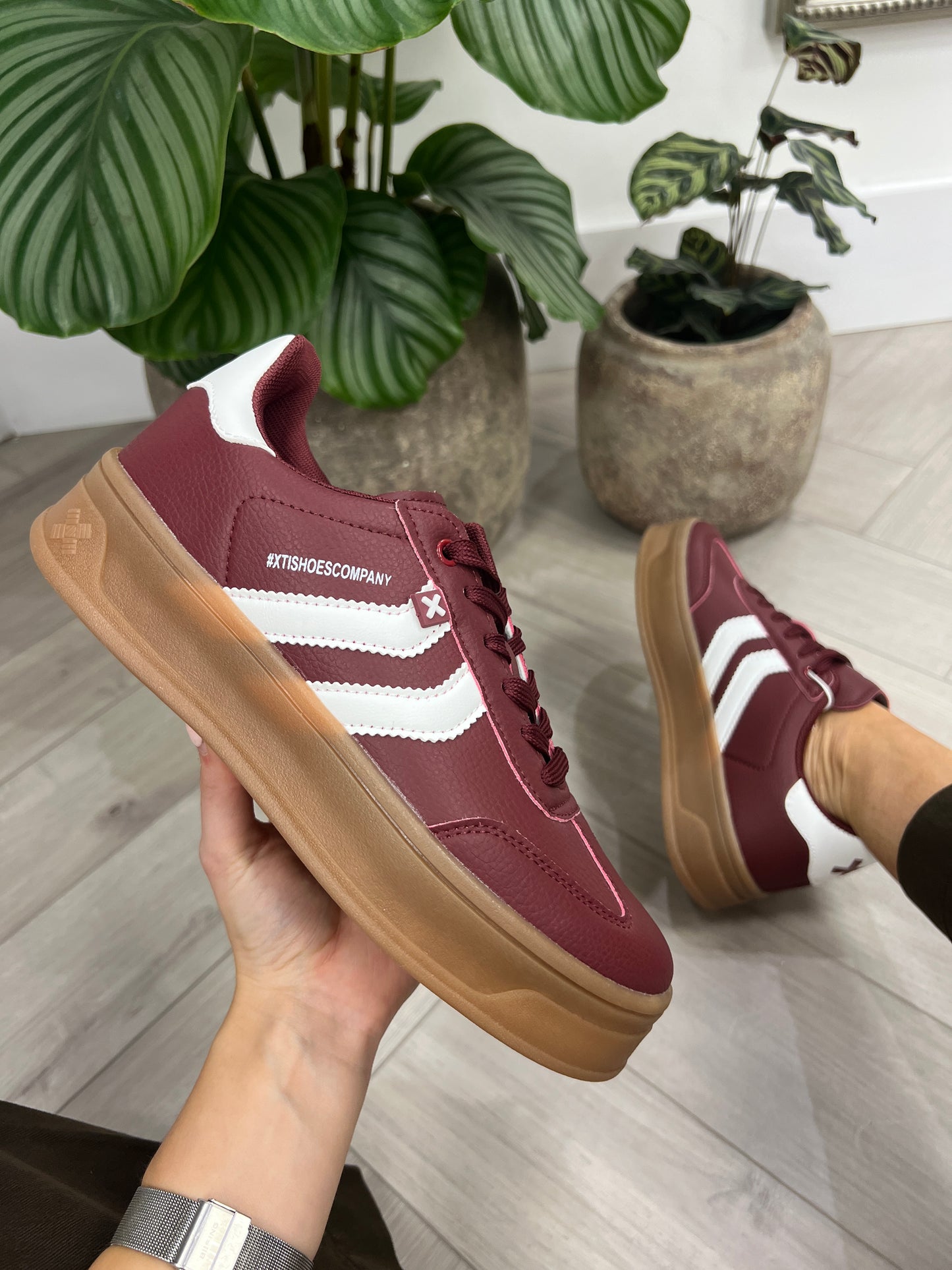 XTI 144585 Gum Sole Sneaker - Burgundy