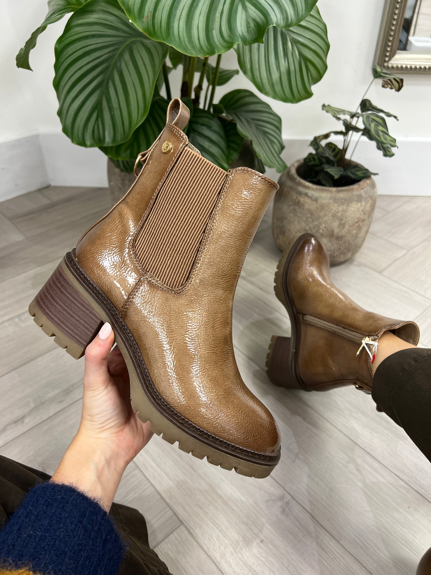 XTI 144277 Patent Ankle Boot - Beige